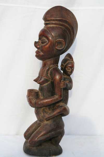 Yaka.(Masque), d`afrique : Rép.démoncratique du Congo., statuette Yaka.(Masque), masque ancien africain Yaka.(Masque), art du Rép.démoncratique du Congo. - Art Africain, collection privées Belgique. Statue africaine de la tribu des Yaka.(Masque), provenant du Rép.démoncratique du Congo., 1219/4498.Très belle maternité Yaka.Femme ancêtre,agenouillée,portant un enfant dans le dos et tenant un pot d